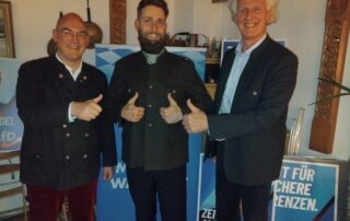 Bundestagsabgeordneter Dr. Christoph Birghan, AfD-Landratskandidat für Traunstein Sebastian Gruttauer und Kreisrat Wolfgang Koch (v. l.) werben fürs Mitmachen im Kommunalwahlkampf