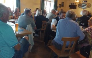 Rund 30 Interessierte treffen sich zum Informations- und Meinungsaustausch beim AfD-Stammtisch in Leobendorf